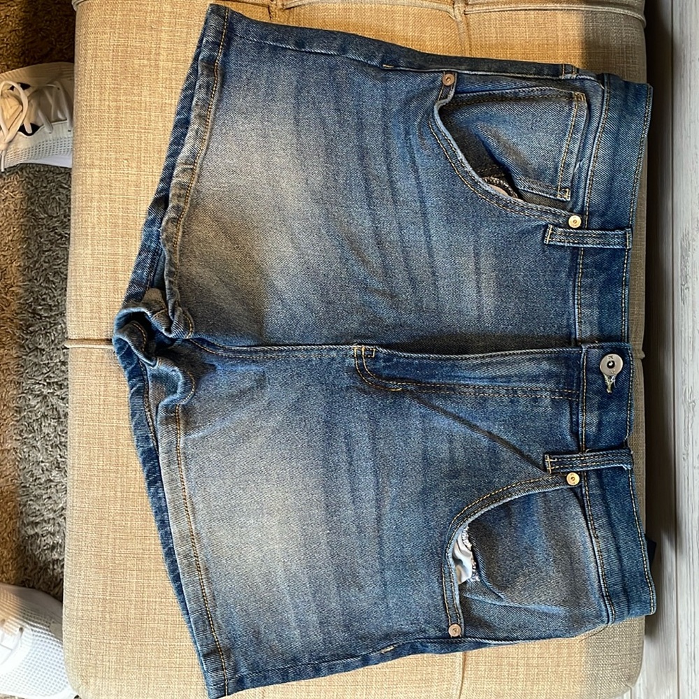 Kendall and Kylie Jean shorts size 13/31 in great shape